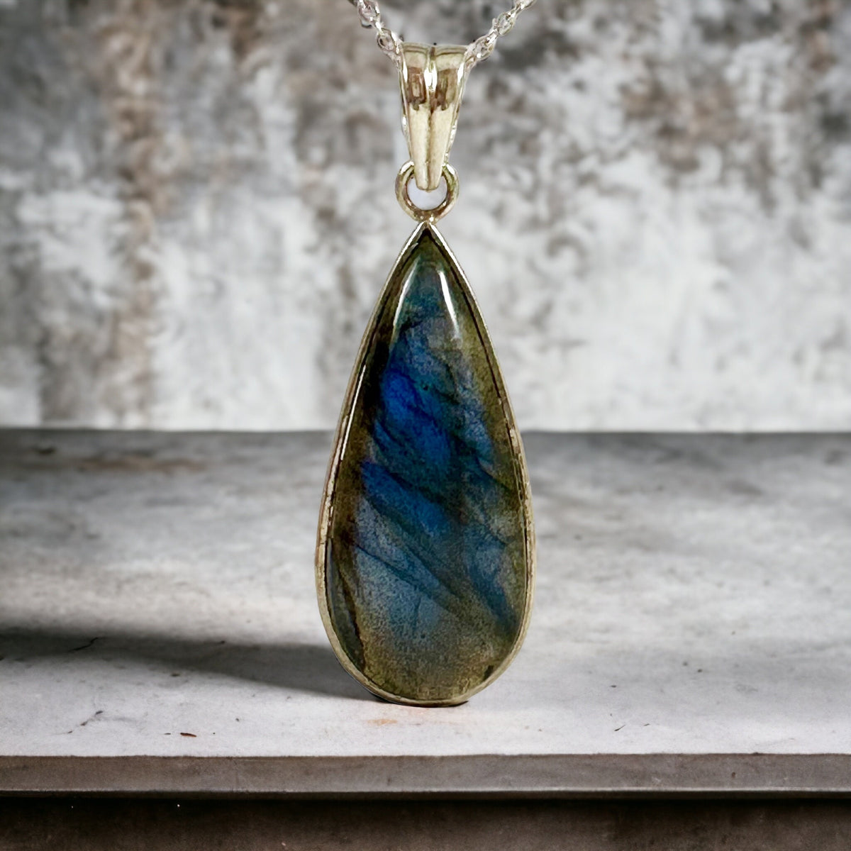 Labradorite Pendant - Classy Labradorite - Genuine Handpicked Labradorite - Unisex Pendant - Solid 925 Sterling Silver Pendant